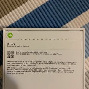 Apple iPhone 16 - Silver